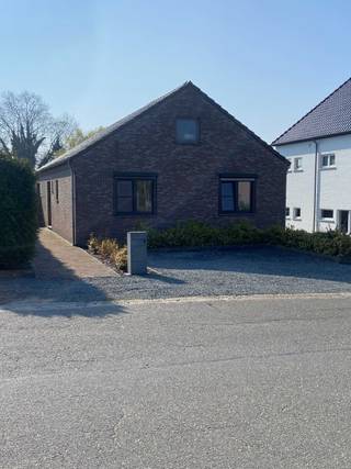 Woning met loods/werkplaats op KMO-zone — TongerenUnieke opportuniteit voor wie wonen en werken wil combineren. Deze eigendom, gelegen in een...