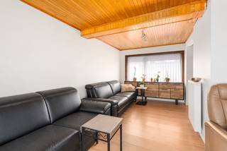 [[ DIT PAND NEEMT DEEL AAN DE ERA OPEN HUIZEN DAG OP 19/9 VAN 14:30 TOT 15:30 ]]
<p>Te koop: halfopen woning in de Zwarte Beekstraat, Dendermonde, gelegen in een rustige kindvriendelijke buurt met veel parkeermogelijkheden.</p>

<p>Deze woning biedt een warme thuis voor grote gezinnen dankzij de 4 slaapkamers en een zolder. De gezellige, zongerichte tuin nodigt uit tot ontspannen momenten buiten, terwijl de ligging in een verkeersluwe straat zorgt voor een veilige omgeving voor kinderen. Winkels, scholen en openbaar vervoer zijn vlot bereikbaar.</p>

<p>Belangrijkste ruimtes:<br />• Living (24 m²) met veel lichtinval<br />• Keuken (18 m²) volledig uitgerust met inductiekookplaat, vaatwasser, koelkast en ontbijthoek<br />• 4 slaapkamers (10 m², 10 m², 10 m², 11 m²)<br />• Badkamer (7 m²) met inloopdouche, dubbele wastafel en ingemaakte kasten<br />• Berging (5 m²) met aansluitingen voor wasmachine en droogkast<br />• Zolder (36 m²) met uitbreidingsmogelijkheden<br />• Kelder (20 m²)<br />• Zongerichte tuin</p>

<p>Troeven:<br />• Rustige, kindvriendelijke buurt met veel parkeermogelijkheden<br />• 4 grote slaapkamers en zolder<br />• Gezellige, zonnige tuin</p>

<p>Neem vandaag nog contact op met je ERA-makelaar voor een bezoek. JOUW DROOMHUIS. ZO GEVONDEN!</p>