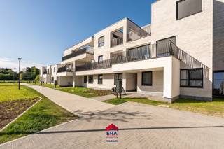 <strong>Prachtig ruim appartement met 2 slaapkamers en terras.<br />Residentie De Admiraliteit:</strong> Wonen in midden <strong><em>in het centrum, groen en rustig gelegen</em></strong> in een binnengebied aan een <strong><em>verkeersvrij</em></strong> park.
<p>In het kerngebied van Lommel, tussen de Hees, Hezerpad, Nachtegaalstraat en Vreyshorring realiseert Aristas een prachtig woonproject &quot;Residentie De Admiraliteit&quot;.</p>
<p>Dit eigentijds woningbouwproject bestaat uit <strong><em>24 appartementen</em></strong>, steeds met ruime terrassen of tuinen en voorzien van ondergrondse parkeerplaatsen en bergingen.</p>
<ul><li>Prachtige locatie: rustig, in het groen én in het centrum</li><li>Eigentijdse architectuur</li><li>Zonnepanelen &amp; warmtepomp</li><li>BEN-woningen &amp; appartementen</li><li>E-peil kleiner of gelijk aan 30</li><li>2 slaapkamers</li><li>Terras</li></ul>
<p>De residentie is voorzien van:</p>
<p>· Gemeenschappelijke ontspanningsruimte van 60m²</p>
<p>· Ondergrondse parkings</p>
<p>· Ondergrondse fietsenstalling<br /> </p>
<p>Aankoop onder BTW-stelsel &amp; Wet Breyne: 12% op de grondwaarde &amp; 21% op het constructie-aandeel.<br /><br />Graag meer informatie over dit prachtig project?</p>
<p>Maak een afspraak via 011 550 440 of info@eratournier.be</p>