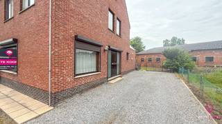 <p>OPEN DEUR DAG op zaterdag 8 augustus tussen 12u en 14u, kom langs en overtuig jezelf!<br /><br />Bij ImmoFusion 7/7 “open huis” : klik op onze 3D-TOUR.<br />Ervaar vastgoed alsof je er zelf doorloopt!<br /><br />Op zoek naar een instapklare gezinswoning op een rustige, groene locatie met een uitstekende bereikbaarheid? Deze halfopen bebouwing gelegen in de Grote Hoolstraat 65 in Herk-De-Stad combineert comfort, ruimte en een aangename woonomgeving, ideaal voor gezinnen of koppels die op zoek zijn naar een evenwicht tussen natuur en nabijheid van voorzieningen.</p>
<p>De woning verwelkomt je met een gezellige en lichtrijke leefruimte, waar grote raampartijen aan de voorzijde zorgen voor een aangename lichtinval en een open gevoel. Aansluitend bevindt zich een kwaliteitsvolle keuken, afgewerkt met een natuurstenen werkblad en uitgerust met alle hedendaagse comfort, waaronder toestellen van Miele – perfect voor wie houdt van koken in stijl.</p>
<p>Verder beschikt het gelijkvloers over een praktische berging/wasruimte met een extra toegang langs de achterzijde, wat zorgt voor extra gebruiksgemak in het dagelijkse leven. De handmatige rolluiken op het gelijkvloers bieden bovendien extra comfort en privacy.</p>
<p>Op de eerste verdieping bevinden zich drie volwaardige slaapkamers, ideaal voor een gezin, een thuiskantoor of hobbyruimte. De badkamer is functioneel ingericht met een douche en bijkomende sanitaire voorzieningen.</p>
<p>Buiten geniet je van een zonnig terras en een volledig omheinde tuin, waar je in alle rust kan ontspannen met een prachtig zicht op de achterliggende weilanden. Daarnaast is er voldoende private parkeergelegenheid aan de woning.</p>
<p>De ligging vormt een absolute troef: rustig en groen, op een boogscheut van het Park Olmenhof en het Schulensmeer, waar talrijke wandel- en fietsroutes je uitnodigen om te genieten van de natuur. Tegelijk woon je op slechts enkele minuten van het centrum van Herk-De-Stad, met supermarkten, scholen en openbaar vervoer in de directe omgeving. Dankzij de vlotte verbindingen bereik je bovendien gemakkelijk omliggende gemeenten.</p>
<p>Kortom, een ideale woning voor wie comfortabel wil wonen in een rustige omgeving, met alle faciliteiten binnen handbereik.</p>
<p><strong>Pluspunten op een rij:<br /></strong>-Halfopen gezinswoning met een bewoonbare oppervlakte van 135 m²<br />-Rustige ligging in een groene omgeving<br />-Gezellige leefruimte met veel lichtinval<br />-Volledig uitgeruste keuken met Miele-toestellen en natuurstenen werkblad<br />-Praktische berging/wasruimte met achteringang<br />-Nabij natuurgebieden, centrum en belangrijke invalswegen<br /><br />Maatregelen opgenomen in het Maatregelenregister: nee<br /><br />Voor een afspraak of meer info, bel ons op 078/78.78.70, of kom gewoon binnen op ons kantoor. Steeds welkom!</p>