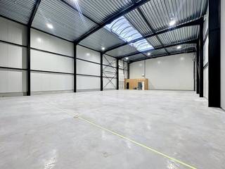 Magazijn van ca. 440 m² te huur in Wevelgem. Specificaties:- 2 sectionale poorten- 8,85 m vrije hoogte- Polybeton- Lichtstraat- 2 staanplaatsen voorzienVermelde prijzen zijn exclusief BTW.Dankzij de uitstekende bereikbaarheid, nabij belangrijke snelwegen en invalswegen, is dit de ideale locatie om klanten en partners te ontvangen.Bent u op zoek naar bedrijfsvastgoed te huur in Wevelgem? Aarzel dan zeker niet om ons te contacteren op het nummer 056 21 11 11.