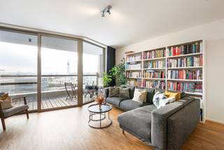Dit modern en lichtrijk appartement bevindt zich op de vierde verdieping van The Residence, gelegen in Antwerpen-Zuid op de grens met Nieuw-Zuid. Dankzij de zuidgerichte oriëntatie geniet je hier van een prachtig open zicht op het park en het iconische justitiepaleis. De ligging is ronduit uitstekend, vlak bij het Zuidpark, de vernieuwde Scheldekaaien en het KMSKA.<br /><br />Het appartement werd opgeleverd in 2020 en combineert hedendaags wooncomfort met een hoogwaardige afwerking. Met een doordachte indeling en twee terrassen biedt deze woonst een aangenaam evenwicht tussen binnen- en buitenleven.<br /><br />De ruime leefruimte van 35 m² geeft rechtstreeks uit op het zuidgerichte inpandige terras van 11 m², waar je in alle rust kan genieten van het uitzicht. De open keuken met kookeiland is volledig uitgerust met kwalitatieve AEG-toestellen, waaronder een koelkast, diepvriezer, vaatwasser, combi-oven en vierpits kookplaat.<br /><br />Verder beschikt het appartement over twee slaapkamers (11,5 m² en 7,5 m²), die beide toegang hebben tot een tweede terras aan de achterzijde met zicht op de gemeenschappelijke daktuin. De badkamer is voorzien van zowel een ligbad als een inloopdouche. Daarnaast zijn er een apart toilet, een inkomhal met handige vestiairekast en een praktische berging met aansluitingen voor wasmachine en droogkast.<br /><br />Troeven op een rij:<br />• Nieuwbouw, opgeleverd in 2020<br />• Energiezuinig: EPC-label A (E35)<br />• Vloerverwarming in alle ruimtes<br />• Doorlopend parket in leefruimte, hal en slaapkamers<br />• Kamerhoge ramen met vliegenramen<br />• Twee terrassen met open zichten<br />• Lift aanwezig in het gebouw<br />• Afgesloten fietsenstalling in de garage<br />• Mogelijkheid tot huren van een ondergrondse staanplaats<br />• Colruyt in het gebouw<br />• Vaste kosten ca. €110/maand<br />• KI: €1.035<br />• Mobiscore: 9,3/10<br /><br />Dit appartement combineert een uitstekende ligging met modern comfort, veel licht en aangename buitenruimtes, een ideale woonst in het hart van Antwerpen-Zuid.