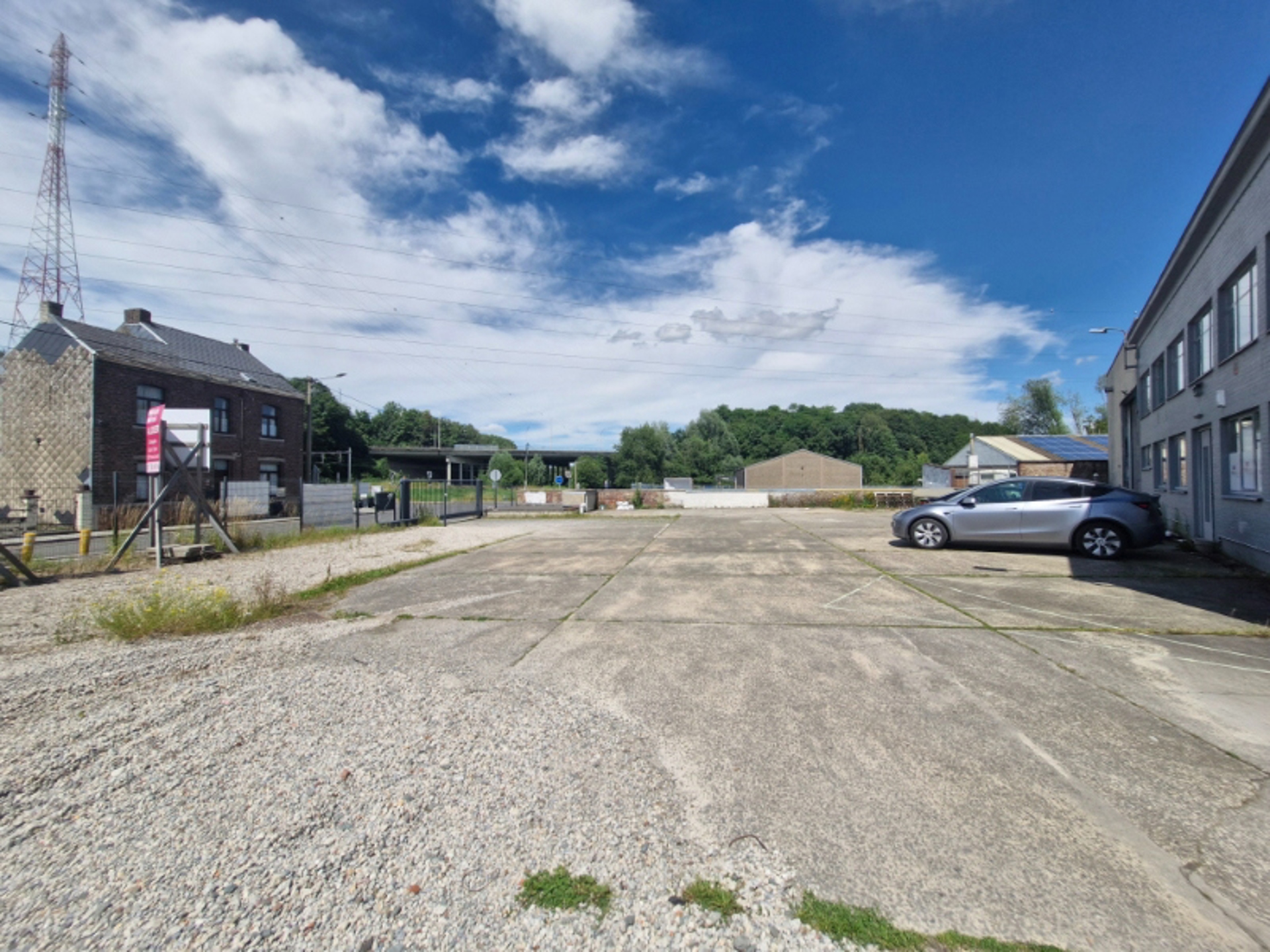 Te huur – Magazijn met kantoren in Manage - foto 4