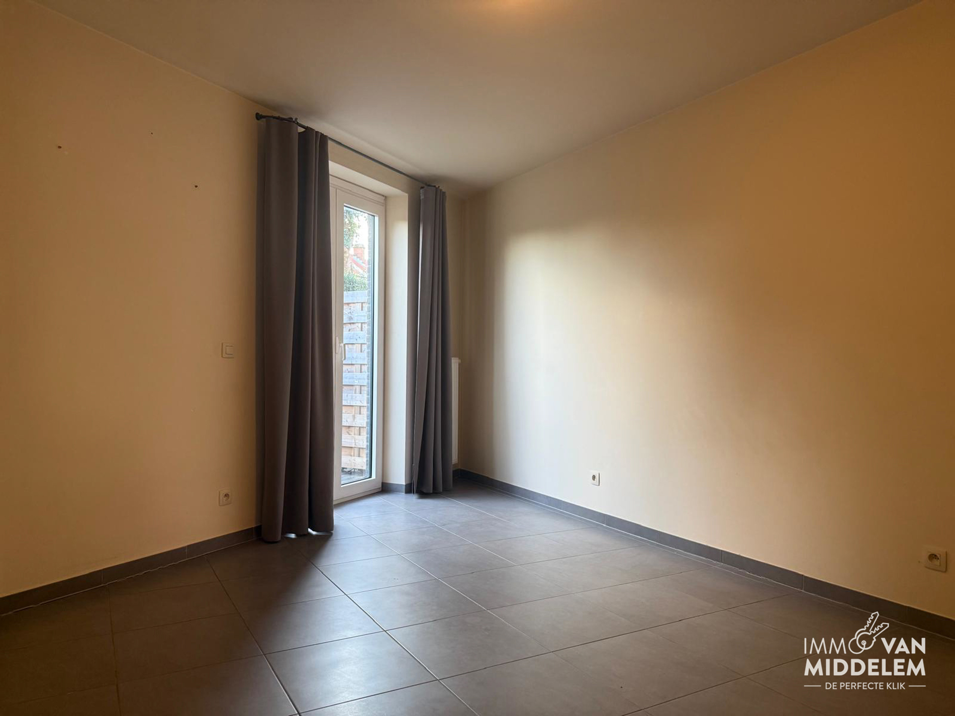INSTAPKLAAR GELIJKVLOERS APPARTEMENT MET TERRAS, STAANPLAATS - foto 5