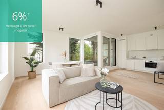 <p><span>Terrazzotegels, een houten parketvloer, keukentoestellen van Whirlpool, zonnepanelen op het dak: dit stijlvolle nieuwbouwappartement springt eruit door de hoogwaardige afwerking en de energiezuinige technieken. Je woont hier bovendien heel rustig, met het Rivierenhof om je hoek. Nóg troeven? Je betaalt mits voldaan aan de voorwaarden maar 6% btw; </span></p><p><span> </span></p><p><span>De piekfijne, kwalitatieve afwerking van dit splinternieuwe appartement valt onmiddellijk op. Het appartement is reeds volledig afgewerkt waardoor het onmiddellijk beschikbaar is. </span></p><p><span> </span></p><p><span>De open keuken is uitgerust met toestellen van Whirlpool (opnieuw een garantie op topkwaliteit), een inductieplaat en een mooi werkblad. De keuken vormt één geheel met de indrukwekkend lichtrijke leefruimte. Door de grote ramen valt er de hele dag door veel licht binnen. Deze ruimte is het kloppend hart van het appartement: ideaal om tot rust te komen of gasten te ontvangen.</span></p><p><span> </span></p><p><span>Het grote schuifraam in de open leefruimte geeft uit op het oost-gerichte terras. Hier is plaats voor een tafeltje met stoelen en een loungezetel. Aan de balustrade kan je zelfs een zitbank installeren.</span></p><p><span> </span></p><p><span>De ruime slaapkamer heeft dezelfde parketvloer als de leefruimte, Alu-ramen en ingebouwde verluchting. De ensuite badkamer is luxueus afgewerkt met een inloopdouche met regenkraan en keramische tegels, dubbele lavabo, een ronde spiegel en terrazzotegels in steenlook. </span></p><p><span> </span></p><p><span>Modern en energiezuinig</span></p><p><span>Dit nieuwbouwappartement voldoet aan alle hedendaagse normen. Je stroom wordt opgewekt door 5 zonnepanelen, dat voel je aan je energiefactuur. De omvormer hangt trouwens, samen met onder andere de aansluiting voor de wasmachine, netjes afgescheiden in de berging.</span></p><p><span> </span></p><p><span>Rivierenhof om de hoek</span></p><p><span>Je woont hier ideaal, overal dichtbij en toch heerlijk rustig en groen. Het prachtige Rivierenhof, het grootste park van de stad, ligt op amper een paar minuten wandelen. Binnen een straal van nog geen 500 meter zijn liefst vier supermarkten. Ook heel wat buurtwinkels zijn vlakbij. Met de fiets, de bus of de tram sta je snel in de stad, met de auto sta je zo op de autostrade. </span></p><p><span>De herontwikkeling van de Wouter Haecklaan heeft een positieve invloed in de verdere ontwikkeling van de buurt. </span></p><p><span> </span></p><p><span>Ondergrondse autostaanplaats aan te kopen voor €28.200. </span></p><p><span> </span></p><p><span> </span></p><p><span> </span></p>