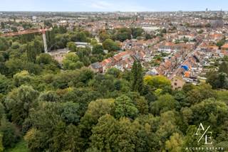 Deze Instapklare bel-etagewoning met inpandige garage en tuin wordt exclusief aangeboden via Access Estate.<br />BEZOEKDAG ZATERDAG 3 OKTOBER - OP AFSPRAAK!<br />Maak jouw afspraak via 0472 60 91 51 (telefoon, sms of Whatsapp).<br /><br />Deze instapklare bel-etagewoning is gelegen in een doodlopende straat in Sint-Amandsberg die toegang biedt tot het Sint-Baafskouterpark en de Rozenbroeken. Wie hier woont, heeft de rust en het groen vlakbij, maar zit toch zo in Gent en vlakbij alle dagelijkse voorzieningen. De woning werd in 2015 grondig gerenoveerd en kreeg in 2026 nog een volledig nieuw dak met 12 zonnepanelen. <br /><br />Binnenkomen doe je via een ruime inkomhal die toegang geeft tot het gelijkvloers, waar een multifunctionele ruimte met toegang tot de tuin is voorzien. Deze ruimte doet nu dienst als thuiskantoor, maar is evengoed bruikbaar als extra zithoek of voor een bijberoep aan huis. Daarnaast is er de inpandige garage, die heel wat bergruimte biedt en bereikbaar is via de oprit, waardoor er parkeerplaats steeds verzekerd is. Een absolute troef is de zuidwestgerichte tuin: de volwassen groenaanplant op het perceel zorgt voor een aangename privacy en een groene, rustige omgeving.<br /><br />Op het eerste verdiep bevinden zich een gastentoilet en de lichtrijke woonkamer met eet- en zitgedeelte, die vlot aansluit op de volledig geïnstalleerde open keuken. Dankzij de grote raampartijen geniet de ruime leefruimte van een aangenaam zicht op de tuin, en ze sluit rechtstreeks aan op het zuidwestgerichte overdekte terras met mooi zicht op het groen.<br /><br />Op het tweede verdiep bevinden zich twee grote slaapkamers en één kleinere slaapkamer, aangevuld met een badkamer met enkele lavabo, toilet en inloopdouche. Via een plooitrap is de praktische, beloopbare zolder toegankelijk, die mogelijks nog voor extra uitbreiding kan zorgen.<br /><br />Kortom, een ruime en energiezuinige bel-etagewoning met ruimte, privacy en de natuur voor de deur. De woning is uiterlijk beschikbaar vanaf 1 juli 2027.<br /><br />Troeven:<br />• Super locatie nabij het Sint-Baafskouterpark en de Rozenbroeken<br />• Inpandige garage en parkeergelegenheid op eigen terrein<br />• Zuidwestgerichte tuin met veel groen<br />• Multifunctionele ruimte op het gelijkvloers<br />• Verwarming en koeling met warmtepomp lucht/water (vloerverwarming)<br />• Recent vernieuwd dak met isolatie en 12 zonnepanelen<br /><br />Keuringen:<br />• EPC: label A<br />• Elektrische installatie: conform <br /><br />Grijp deze unieke kans en maak van deze instapklare bel-etagewoning jouw nieuwe thuis! Contacteer ons vandaag nog voor een afspraak op de bezoekdag.