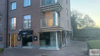 Cet agréable appartement de trois chambres est idéalement situé au cœur de Woluwe-Saint-Pierre, à quelques pas de la place Dumon, des supermarchés, des boutiques de vêtements et de nombreuses autres commodités. De plus, la station de métro se trouve à seulement environ 150 mètres, ce qui garantit une desserte aisée.
En entrant dans l’appartement, vous accédez au hall d’entrée avec vestiaire et toilettes pour invités. Vient ensuite le salon spacieux et lumineux, flanqué d’une cuisine entièrement équipée. Depuis l’appartement, vous pouvez également profiter d’une terrasse orientée ouest avec un jardin très agréable, idéal pour profiter du soleil de l’après-midi et du soir.
L'appartement dispose également de trois chambres, dont l'une est équipée de placards intégrés et d'une salle de bains attenante. De plus, dans le couloir de nuit, vous trouverez une salle de douche séparée et une buanderie indépendante avec un raccordement à l'eau pour une machine à laver et un sèche-linge.
Un atout supplémentaire : un garage fermé et une cave sont inclus dans le prix.
Les charges mensuelles s'élèvent à 180 €.