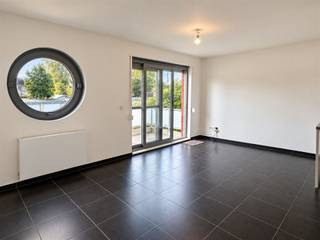 Instapklaar leuk appartement op de eerste verdieping met 2 slaapkamers en terras.Gelegen in Mechelen-Noord, winkels, openbaar vervoer en dagelijkse voorzieningen bevinden zich in de korte nabijheid.