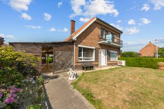 Zeer goed gelegen (op fietsafstand van het station), degelijke half woning met 3 slk, grote tuin, handige garage. VEEL POTENTIEEL...