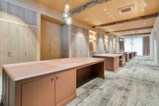 Toonzaal/handelsruimte met burelen te huur in Oostnieuwkerke-Staden, nabij Roeselare.Mogelijkheid tot huren aanpalende, instapklare woning van...