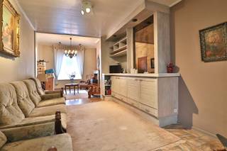 <p><span>Te renoveren woning in hartje Marke</span></p><p><span> </span></p><p><span> </span></p><p><span>Zoek je iets met veel potentieel en schrikt wat renovatiewerk je niet af? Kom deze woning bezoeken die bestaat uit een inkom, ruime woonkamer, keuken en aanbouw met de badkamer, apart toilet en berging. Op de eerste verdieping zijn twee slaapkamers, waarvan één met XL afmetingen. De vaste trap leidt naar de zolder waar nog extra kamers kunnen worden voorzien.</span></p><p><span> </span></p><p><span>Er is een praktische kelder als koele berging.</span></p><p><span> </span></p><p><span>De grote tuin is perfect georiënteerd om te genieten van middag en avondzon!</span></p>