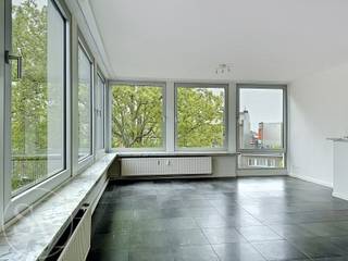 <p><strong>Twee-slaapkamer appartement mét garagebox in centrum Wilrijk.</strong></p>
<p>Gelegen in een goed onderhouden residentie in hartje Wilrijk, op de Bist – het centrale en levendige dorpsplein – geniet u hier van een uitstekende ligging met alle voorzieningen op wandelafstand. Winkels, horeca en diensten bevinden zich vlakbij, en de wekelijkse markt zorgt voor extra dynamiek en gezelligheid. De omgeving combineert een sterke commerciële ligging met een aangename, residentiële sfeer.</p>
<p><strong><br />Appartement vijfde verdieping</strong><br />Via de inkomhal met vestiaire betreedt u de <strong>ruime en lichte woonkamer</strong>, gekenmerkt door grote raampartijen die zorgen voor een aangename sfeer en een mooi zicht op de omgeving. Aansluitend bevindt zich de ingerichte <strong>keuken</strong>, uitgerust met een elektrisch fornuis, oven, koelkast met vriesvak en vaatwasser. Vanuit de keuken heeft u toegang tot het balkon.</p>
<p>De <strong>twee grote slaapkamers</strong> bevinden zich achteraan en zijn bijgevolg rustig gelegen. De <strong>badkamer </strong>beschikt over een fijne inloopdouche en een lavabo in meubel. Verder is er een apart toilet en een <strong>ruime en praktische bergruimte</strong> met aansluiting voor wasmachine en droogkast en voorzien van vaste kasten.</p>
<p>Kortom, een instapklaar, ruim en gezellig appartement op een fijne locatie.<br /><br /></p>
<p><strong>Kosten</strong></p>
<ul>
<li>Elektriciteit: individuele meter</li>
<li>Aardgas: collectieve verwarming, afrekening via syndicus</li>
<li>Water: collectief, afrekening via syndicus</li>
<li>Algemene onkosten gebouw (excl. verwarming): +/- €133/maand</li>
</ul>
<p><strong><br />Het geheel omvat</strong></p>
<ul>
<li>Appartement op de 5de verdieping</li>
<li>Privatieve autobox in de ondergrondse garage, inbegrepen</li>
</ul>
<p><br />Onderaan deze pagina kan u de nodige attesten, plan, verslagen, e.d meer vinden.</p>