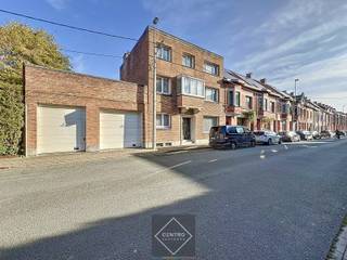 Benaderende OPPERVLAKTEN:Constructie - bruikbare vloeroppervlaktenWoning: 303 m²Magazijn: 320 m²GrondoppervlakteTotale grondoppervlakte: 518...