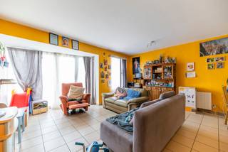 5000 NAMUR (rue Henri Blès 140) - Gelegen in Salzinnes, dicht bij alle voorzieningen, presenteert TREVI u dit mooie en ruime appartement met 2 slaapkamers van ± 85 m², dat als volgt is samengesteld: inkomhal met vestiaire en wc, grote woonkamer met open keuken, 2 slaapkamers aan de achterzijde, badkamer, kelder in de kelder. Klein mede-eigendom uit 2002 met lift en bestaande uit slechts 7 eenheden. Elektriciteit conform. EPC: C (253 kWh/m²/jaar en 20.718 kWh/jaar 72 kg CO2). Kelder inbegrepen. Mogelijkheid om een parkeerplaats bij te kopen. Verkoopprijs: 199.000 € exclusief registratierechten. Kosten van ± 130 € / maand inclusief de gemeenschappelijke ruimtes. Lopende huurovereenkomst die is ingegaan op 01/04/2022 met een huurprijs van 590 € / maand (geïndexeerde huurprijs: 675 € / maand). Individuele elektriciteits- en watermeters, kosten voor basisakte en landmeter: 900 € excl. btw. Meer informatie en bezichtiging bij David Maes - dmaes@trevi.be - 0478/26 43 28