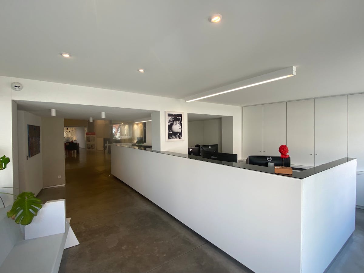 Handelspand/toonzaal met kantoor op invalsweg te Roeselare - foto 4