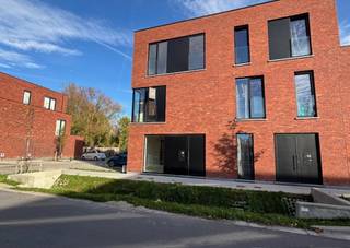 Ligging en omgeving<br /><br />Deze nieuwbouwwoning ligt in Mariakerke en is omringd met water, wandel en fietspaden en heeft een uiterst goede omsluiting, met in de onmiddellijk omgeving de R4, zo hebt u een vlotte verbinding naar Brussel, Antwerpen en Kortrijk.<br /><br />Daarnaast bevinden winkels, horeca , scholen en openbaar vervoer zich op wandel- en fietsafstand.<br /><br />Afwerking<br /><br />Deze woning is afgewerkt als BEN-woning en volledig geschilderd en beschikt over een eigen terras en tuin. Bij het ontwerp van deze woning optimaliseerde Architect Bontinck elke ruimte en werd er nauwgelet rekening gehouden met een mooie lichtinval in de leefruimtes.<br /><br />Bij de woning is er ook een autostaanplaats voorzien in de gemeenschappelijke parkeerhaven. De woning is voorzien van alle moderne comfort.<br />De tuinberging kan men bereiken via een padje achter de tuin, zo hoeft u niet met de fiets door de woning.<br /><br />Volgende kosten zijn nog niet inbegrepen : verkavelingskosten, opmetingskosten, postinterventie, EPB-verslag: 1.790€ exc. BTW
<div>Nutsvoorzieningen: 7.079,73€ excl. BTW.<br /><br />Bent u op zoek naar een nieuwbouwwoning met een vlotte ontsluiting die voldoet aan alle moderne comfort contacteer Krista dan zeker op 0470/70.72.26!</div>
<br />De woning is opgeleverd en instapklaar.