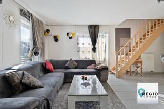 <strong>Lichtrijk duplexappartement met garage én terras op fietsafstand van centrum Gent.</strong><br /><br />Dit recente, instapklare appartement (<strong>bouwjaar 2010</strong>) in de Notelaarstraat (doodlopend stuk) bevindt zich op de 2e verdieping. In het hartje van de Brugse Poort en tegelijk super rustig gelegen.<br />Het appartement (<strong>bewoonbare oppervlakte 89 m²</strong>) met 2 slaapkamers en 2 badkamers is praktisch ingericht en voelt heel ruim. De leefruimte met grote ramen sluit aan op een volledig uitgeruste open keuken, met een zuidgericht terras als troef.<br />Op deze verdieping: woonkamer, uitgeruste keuken, zonnig balkon, gastentoilet, berging, badkamer 1 met douche en slaapkamer 1.<br /><br />Via de trap bereik je de bovenverdieping met: slaapkamer 2 (met parketvloer) en aansluitende badkamer 2 met ligbad en toilet.<br /><br />Bij dit appartement hoort een privégarage. Nooit meer zoeken naar parking dus, of handig als extra bergruimte. Het gebouw heeft een gemeenschappelijke fietsenstalling. Aangezien dit een recent pand is, geniet je van lage syndic-kosten.<br /><br />Instapklaar, EPC B, gekeurde elektriciteit, recent vernieuwde boiler (najaar 2025), asbestvrij en zonder renovatieverplichting.<br /><br />Een ideaal (starters)appartement voor wie dicht van de stad wil wonen (mobiscore 9,2), en tegelijk wil genieten van een rustige en gezellige woonbuurt met fijne buren in de bruisende Brugse Poort (heel wat toffe café’s, restaurants, winkels en parken op wandelafstand). Of ideaal als investering.<br /><strong>Kostprijs: €285.000 + €25.000 (garage – verplicht aan te kopen) = €310.000 </strong><br /><br /><u><strong>Bezoekmomenten na bevestigde afspraak. Dit is u kans!</strong></u><br />​​​​​​<br /><br /><strong>Ligging en bereikbaarheid:</strong><br />De straat ligt op een <strong>gunstige locatie in Gent</strong>, met een vlotte verbinding naar het stadscentrum en belangrijke invalswegen. Gent staat bekend om zijn sterke mobiliteitsnetwerk met <strong>tram-, bus- en fietsinfrastructuur</strong>, waardoor je je gemakkelijk door de stad kunt verplaatsen. <strong>Mobiscore 9,2!</strong><br /><br /><strong>Voorzieningen in de buurt:</strong><br />In de directe omgeving vind je tal van <strong>winkels, supermarkten, scholen en andere dagelijkse voorzieningen</strong>, vaak op wandel- of fietsafstand. Gent heeft in veel woonbuurten een hoog aanbod aan lokale handelszaken en diensten, wat het dagelijkse leven erg praktisch maakt.<br /><br /><strong>Groene en aangename omgeving:</strong><br />Gent combineert stedelijk wonen met groene zones. In verschillende buurten zijn <strong>parken, pleinen en recreatieplekken</strong> aanwezig waar bewoners kunnen wandelen, sporten of ontspannen. Dat zorgt voor een aangename leefomgeving ondanks de stedelijke ligging.<br /><br /><strong>Levendige stad:</strong><br />Als bewoner zit je bovendien dicht bij het centrum van Gent, dat bekend staat om zijn <strong>cultuur, horeca, winkels en historische gebouwen</strong>. Op minder dan 10 minuten sta je op de Korenmarkt in het historische centrum!<br /><br /><strong>Kort samengevat:     </strong><br />De omgeving van Notenlarenstraat combineert <strong>rustig wonen met een uitstekende bereikbaarheid en talrijke voorzieningen</strong>, terwijl het bruisende centrum van Gent binnen handbereik ligt.<br /><br />Neem hier contact voor alle verdere info/ bezoek en maak deze uw nieuwe thuis.<br /><br /><strong>Neem vandaag nog contact op en we plannen graag een bezichtiging in.</strong><br /><strong>Arnaud@regiovastgoed.be<br />0486 65 88 85</strong><br /><br /> 