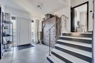 <p>Deze ruime woning met een bewoonbare oppervlakte van 242m² bevindt zich op een prachtig perceel van 6360m² en geniet van een rustige ligging midden in het groen. Hier woon je omgeven door natuur, met alle ruimte om te genieten van privacy, rust en een aangename woonkwaliteit.</p><p> </p><p>Bij het betreden van de woning valt meteen het gevoel van ruimte op. De royale leefruimtes bieden tal van mogelijkheden om een gezellige woon- en eetomgeving te creëren waar het hele gezin zich thuis voelt. Dankzij de ruime volumes geniet je in elke ruimte van een aangenaam wooncomfort.</p><p> </p><p>De woning beschikt over vier volwaardige slaapkamers, waardoor ze perfect geschikt is voor grotere gezinnen of voor wie extra kamers wenst in te richten als bureau, hobbyruimte of logeerkamer. De praktische indeling zorgt voor een vlotte circulatie en een aangenaam dagelijks gebruik.</p><p> </p><p>Buiten vormt het uitzonderlijke perceel van 6360m² zonder twijfel een van de grootste troeven van deze eigendom. De groene omgeving creëert een oase van rust waar je elk seizoen opnieuw kunt genieten van de natuur. Het ruime terrein biedt tal van mogelijkheden voor tuinliefhebbers, speelruimte voor kinderen of het realiseren van diverse buitenprojecten.</p><p> </p><p>De rustige ligging combineert het beste van twee werelden: wonen in alle sereniteit terwijl voorzieningen, winkels, scholen en verbindingswegen vlot bereikbaar blijven. Hierdoor vormt deze woning een ideale uitvalsbasis voor wie op zoek is naar ruimte, comfort en een groene woonomgeving.</p><p> </p><p>Ben je op zoek naar een ruime woning met vier slaapkamers, een uitzonderlijk perceel en een rustige ligging in het groen? Dan is dit eigendom absoluut een bezoek waard.</p>