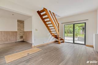 <p>Deze charmante, instapklare gerenoveerde woning ligt in een groene oase te Herent en is bereikbaar via een rustige doodlopende straat. Vernieuwde gelijkvloers sinds 2023 afgewerkt met stijlvolle parkettegels, bestaande uit een gezellige eetkamer, een ingerichte keuken, een badkamer (met inloopdouche, lavabomeubel en toilet) en een lichtrijke woonkamer met grote ramen die toegang geven naar het terras en de tuin. Boven zijn er nog twee slaapkamers en een ruime nachthal, ideaal als thuiswerkplek. Extra troeven zijn de kelder, een handige garage en de rustige tuin met véél privacy. De elektriciteitsinstallatie werd vernieuwd in 1994, en een vernieuwd geïsoleerd dak en dakvensters in 2019. EPC-label D, zonder renovatieverplichting. Tot slot, absolute buitenkans qua ligging: winkels, basisschool, sporthal, kiné groepspraktijk, apotheker en het openbaar vervoer (bus op 400m, station Herent op 1,8 km) liggen vlakbij, met een snelle verbinding naar Leuven (6 km) en Brussel (25 min).</p>