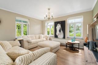 <h3><span>Maison familiale moderne sur un terrain de 6 900 m² avec des installations pour chevaux</span></h3><p><span>Vous recherchez une maison prête à emménager alliant à la perfection confort de vie contemporain, efficacité énergétique et cadre champêtre ? Alors cette maison récente, construite en </span><span>2011</span><span> à Heist-op-den-Berg, mérite sans aucun doute une visite.</span></p><p><span>Située sur un terrain de pas moins </span><span>de 6 900 m²,</span><span> elle vous offre une combinaison exceptionnelle d’espace, d’intimité et de fonctionnalité. Cette propriété est idéale pour les amateurs de chevaux, les familles ou toute personne à la recherche d’un cadre de vie confortable dans un environnement verdoyant.</span></p><p><span>Dès l’entrée, on remarque immédiatement la spacieuse cuisine ouverte sur le salon. Grâce à ses grandes baies vitrées, cette pièce est baignée de lumière naturelle toute la journée et constitue le cœur battant de la maison. Elle donne directement sur l’agréable salon-salle à manger, également équipé d’un système de climatisation pour garantir un climat intérieur agréable en toute saison.</span></p><p><span>La maison dispose de plusieurs chambres spacieuses, toutes équipées de leur propre système de climatisation. Ainsi, chaque membre de la famille bénéficie d’un confort optimal, tant pendant les chaudes journées d’été que pendant les entre-saisons. La salle de bains est entièrement équipée et dispose à la fois d’une baignoire et d’une douche séparée.</span></p><p><span>Sur le plan énergétique également, cette maison obtient d’excellents résultats. Grâce au </span><span>label EPC A</span>,<span> vous avez la garantie d’une maison particulièrement économe en énergie, avec de faibles coûts énergétiques, et d’un investissement tourné vers l’avenir.</span></p><p><span>À l’extérieur, le terrain offre de nombreuses possibilités. Pour les amateurs de chevaux, cette propriété est une véritable aubaine grâce à la présence d’écuries et d’un abri spacieux. Les terrains environnants offrent suffisamment d’espace pour des pâturages et des activités de loisirs. La propriété est accessible par un chemin de servitude, ce qui garantit un emplacement calme et champêtre offrant une grande intimité.</span></p><h3><span>Atouts :</span></h3><ul><li><span>Maison récente (année de construction : 2011) </span></li><li><span>Excellent </span><span>label</span> EPC<span>A</span><span> </span></li><li><span>Terrain d’environ 6 900 m² </span></li><li><span>Cuisine spacieuse et lumineuse </span></li><li><span>Salon et salle à manger conviviaux attenants à la cuisine </span></li><li><span>Climatisation dans le salon et dans toutes les chambres </span></li><li><span>Salle de bains avec baignoire et douche séparée </span></li><li><span>Écuries et abri pour chevaux disponibles </span></li><li><span>Idéal pour les amateurs de chevaux </span></li><li><span>Situation calme et champêtre à Heist-op-den-Berg </span></li><li><span>Accessible par un chemin de servitude pour plus d'intimité </span></li></ul><p><span>Cette propriété allie le confort de vie contemporain à un terrain exceptionnel et à d'excellentes installations pour les passionnés de chevaux. Une opportunité unique pour ceux qui souhaitent vivre dans une maison économe en énergie, au calme, sans pour autant renoncer au confort ni à l'accessibilité.</span></p>