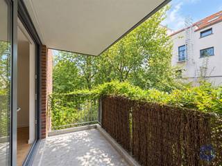 <p><span>Rustig wonen in hartje Antwerpen: 2 slaapkamers, zonnig terras en groene binnentuin</span></p><p><span>Centraal wonen en toch thuiskomen in alle rust? In residentie Het Binnenhof, een groen binnengebied aan de Oudesteenweg, vlak achter het Sint-Jansplein, ontdekt u dit aangename appartement met twee slaapkamers en een zonnig terras. Hier combineert u het bruisende stadsleven met een rustige woonomgeving. Een privatieve kelderberging, gemeenschappelijke fietsenstalling en eigen parkeerplaats maken het plaatje compleet.</span></p><p><span> </span></p><p><span>Indeling</span></p><p><span>De leefruimte van ca. 32 m² geeft rechtstreeks uit op het terras van ca. 6 m². Dankzij de avondzon is dit de ideale plek om na een werkdag tot rust te komen of gezellig buiten te eten. De open keuken sluit aan op de leefruimte en is uitgerust met een oven, elektrische kookplaat, dampkap, koelkast met afzonderlijk vriesvak en vaatwasser. Een ruime berging biedt extra opbergruimte en aansluitingen voor een wasmachine en droogkast. De grootste slaapkamer van ca. 15 m² ligt achteraan en kijkt uit op het groen. De tweede kamer van ca. 10 m² leent zich uitstekend als slaapkamer, bureau of logeerkamer. De badkamer beschikt over een dubbele wastafel met spiegelkast en een ligbad. Daarnaast is er een afzonderlijk gastentoilet. De privatieve kelderberging nr. 13 is inbegrepen in de verkoopprijs.</span></p><p><span> </span></p><p><span>Belangrijkste troeven</span></p><ul><li><span>Rustige ligging in een groen binnengebied, midden in de stad.</span></li><li><span>Twee slaapkamers en een terras met avondzon.</span></li><li><span>EPC-label B en conforme elektrische installatie.</span></li><li><span>Praktische berging in het appartement én een privatieve kelderberging.</span></li><li><span>Lift en gemeenschappelijke fietsenstalling aanwezig.</span></li><li><span>Parkeerplaats P16 verplicht mee aan te kopen voor € 27.500, boven op de vraagprijs van het appartement. Deze is momenteel verhuurd voor € 65 per maand.</span></li></ul><p><span> </span></p><p><span>Algemene informatie</span></p><p><span>De maandelijkse provisie voor de gemeenschappelijke kosten bedraagt € 125. Deze omvat onder meer het onderhoud en verbruik van de gemeenschappelijke delen, de lift, de syndicus en de verzekering van het gebouw.</span></p><p><span>Het appartement beschikt over individuele meters voor elektriciteit, gas en water.</span></p><ul><li><span>EPC: label B.</span></li><li><span>Elektrische keuring: conform het AREI, geldig tot 21 oktober 2034.</span></li><li><span>Asbestattest: niet van toepassing.</span></li></ul><p><span> </span></p><p><span>Gebouw</span></p><p><span>Residentie Het Binnenhof werd opgeleverd in 2009 en telt een veertigtal appartementen. De residentie maakt deel uit van een groter binnengebied met verschillende appartementsgebouwen en een ondergronds parkeercomplex. De groene omgeving en gemeenschappelijke fietsenstalling dragen bij aan het aangename wooncomfort.</span></p><p><span> </span></p><p><span>Ligging</span></p><p><span>Aan de Oudesteenweg in 2060 Antwerpen woont u vlak bij het Sint-Jansplein en op wandelafstand van Park Spoor Noord, winkels, cafés en restaurants. Openbaar vervoer en een Velo-station bevinden zich in de nabije omgeving. Met een Mobiscore van 9,4/10 liggen dagelijkse voorzieningen binnen handbereik.</span></p><p><span> </span></p><p><span>*De informatie in deze prospect is ter informatieve titel: de kandidaat-huurders moeten hun eigen zaak maken van het verkrijgen, controleren en interpreteren van deze informatie.</span></p>