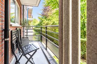 Het stadsleven ervaren én toch groen wonen?
Dat kan in dit gerenoveerd appartement (2023) met lage maandelijkse kosten!
De locatie bevindt zich op fietsafstand van het bruisende centrum van Gent en is idyllisch gelegen in het groen, naast een stadspark waar u ook voldoende parkeergelegenheid hebt.
Gezien de recente renovatie bent u ook verzekerd dat alles in orde is op vlak van technieken, veiligheid en energiezuinigheid.
- Elektriciteit conform
- Asbestvrij
- EPC label B
- Terras
- Lage maandelijkse kosten
Het appartement omvat: inkomhal, apart toilet, badkamer, keuken met terras, berging met aansluiting voor wasmachine, leefruimte.
Verder heeft u in de kelder nog 2 privatieve kelderbergingen met elektriciteit en kan u gebruik maken van een ruime gemeenschappelijke fietsenberging.
Vrij 6 weken na akte.