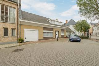 Te renoveren dorpswoning met vele mogelijkheden! Deze woning met gevelbreedte van 13m heeft 3 slaapkamers, garage en tuin op een perceel van 182m² ligt centraal in het gezellige dorpscentrum van Halle -Zoersel. Ideaal renovatieproject op een leuke locatie, maak snel een afspraak voor een bezichtiging! Het eigendom is beschikbaar bij notariële akte. De wettelijke renovatieverplichting is van toepassing.