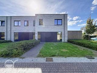 OPGELET: om dit pand te huren of bezichtigen vragen wij steeds eerst een virtueel bezoek te brengen aan het pand. Ga hiervoor naar www.rosseel.be en vul de referentie XZ046 in in het veld ‘zoek’ bovenaan rechts. Kies dan ‘360°’. De website helpt je nu verder voor de volgende stappen.<br /><br />Ontdek deze zeer moderne woning in de Zuidbroek te Mariakerke. De woning is gelegen op een uiterst rustige, groene en kindvriendelijke locatie, met tal van voorzieningen in de buurt, zoals scholen, winkels en openbaar vervoer.<br /><br />Op de gelijkvloerse verdieping komt u binnen via een ruime inkomhal, voorzien van een apart gastentoilet en een berging onder de trap. Vervolgens is er een lichtrijke woonkamer met zit- en eetplaats en een volledig geïnstalleerde open keuken. Aansluitend bevindt zich nog een zeer ruime berging met aansluiting voor een wasmachine.<br /><br />Via de inkomhal gaat u naar de eerste verdieping. Deze is voorzien van 3 volwaardige slaapkamers, een tweede apart toilet en een moderne badkamer met ligbad, inloopdouche en twee lavabo’s.<br /><br />Buiten geniet u van een zuidwestelijk georiënteerde tuin met buitenberging. Bij deze huurprijs hoort eveneens een parkeerplaats vooraan de woning.<br /><br />Deze woning is voorzien van tal van moderne en energiezuinige aspecten, zoals een hoogwaardig ventilatiesysteem, zonnepanelen en isolatie van topkwaliteit, waardoor het energieverbruik laag blijft.<br /><br />Maandelijks dient een voorschot van 30 euro betaald te worden voor de gemeenschappelijke kosten. De woning is beschikbaar vanaf 01/01/2027.