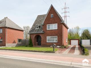 <p>Aangename en verzorgde gezinswoning met 3 slaapkamers In Pelt op een prachtig perceel van 11a11ca. De woning is door de jaren heen goed onderhouden door de eigenaars, maar de koper dient rekening te houden met opfriswerken. Deze woning leent zich prima tot eventuele renovatie of modernisering.</p><p><strong><u>Enkele troeven:</u></strong></p><ul><li>Gunstige ligging in een groene omgeving.</li><li>Onderwijs op wandel-/fietsafstand.</li><li>Dicht bij diverse winkels</li><li>Mooi perceel van 11a11ca</li></ul><p>Indeling: zie bijgevoegde plannen</p>