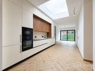 Welkom in de Joris Helleputtestraat 34, een rustige straat op een aangename locatie nabij het prachtige Te Boelaerpark.<br /><br />Dit gelijkvloerse appartement werd recent volledig gerenoveerd en opgeleverd, met veel aandacht voor kwaliteit en detail.<br />U komt binnen via een ruime inkomhal, waar voldoende plaats is voor het voorzien van een vestiairekast. Aansluitend bevindt zich het gastentoilet, stijlvol afgewerkt met keramische tegels.<br />Via de hal bereikt u de royale leefruimte van maar liefst 40 m², met een volledig nieuwe open keuken voorzien van hoogwaardige toestellen: een AEG-koelkast en aparte diepvriezer, AEG-inductiekookplaat, AEG-oven en microgolfoven, vaatwasser en spoelbak. De leefruimte biedt alle mogelijkheden om een gezellige zithoek te creëren en beschikt bovendien over voldoende plaats voor een ruime eettafel met zicht op de tuin.<br /><br />Het appartement telt twee ruime slaapkamers van 11 m² en 16 m². De master bedroom bevindt zich aan de voorzijde, terwijl de tweede slaapkamer aan de tuinzijde gelegen is.<br />Ook de badkamer werd met veel aandacht voor comfort en uitstraling afgewerkt. Ze beschikt over een dubbele lavabo met meubel, een ruime inloopdouche met regendouche, een toilet en een praktische inbouwkast met aansluitingen voor een wasmachine en droogkast.<br /><br />Het volledige appartement geniet van vloerverwarming, aangestuurd door een nieuwe condensatieketel van Vaillant &amp; drie dubbele beglazing. De stijlvolle visgraatparket zorgt daarnaast voor een warme en hoogwaardige uitstraling.<br />En last but not least: de absolute troef is de ruime tuin van maar liefst 92 m², waar u heerlijk kunt genieten van de aangename namiddagzon.<br />Geniet ook van de talloze toffe eetzaakjes in de buurt zoals Foodbar Deprince!