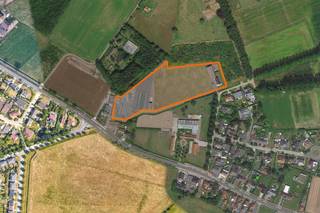 Cette maison récemment construite et parfaitement entretenue, avec une superficie totale de terrain de 18 000 m², est entièrement prête à emménager...