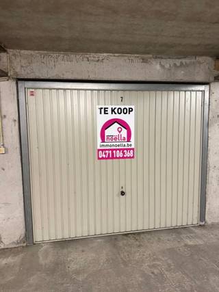 Centraal gelegen gesloten garagebox in de Badenlaan De Polders, te Westende! Breedte van de garagepoort 2,30 m, poorthoogte 1,93 m, hoogte tot aan het plafond 2,20 m
Bij interesse of vragen, aarzel niet en contacteer ons op het nummer 0471 10 63 68 of info@immonoella.be