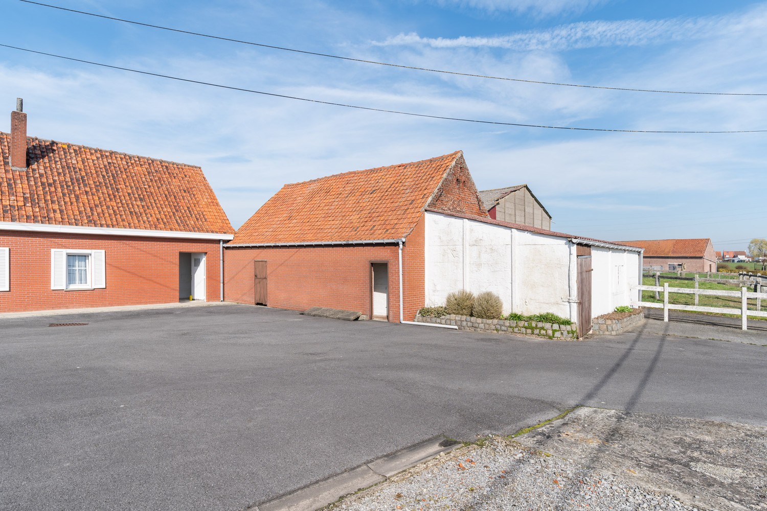 Landelijk gelegen hoeve met bijgebouwen en weide - foto 5