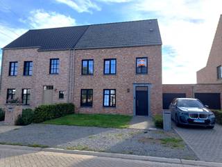 <p>Een goed gelegen woning (HOB) bestaande op het gelijkvloers uit een ruime woonkamer met open, ingerichte keuken, bergplaats, inpandige garage, afzonderlijk toilet, terras, tuin. Op de eerste verdieping bevinden zich 3 slaapkamer en een badkamer. Op de tweede verdieping bevindt zich nog een polyvalente ruime en een technische ruimte. De woning is voorzien van zonnepanelen.</p>