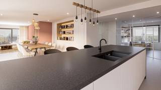 Residentie Chambord is een uniek woonproject in het hart van Sint-Niklaas, met uitzonderlijk ruime appartementen en penthouses tot 205 m². Grote leefruimtes, royale slaapkamers en ruime terrassen zorgen voor een comfortabele en stijlvolle woonervaring. Ideaal voor senioren die willen downsizen zonder in te boeten aan ruimte, zakenmensen of alleenstaanden met een druk leven die centraal en uitstekend bereikbaar willen wonen.<br /><br />Dankzij de herziening van de prijzen en vernieuwde positionering is Residentie Chambord vandaag bijzonder aantrekkelijk. De appartementen worden verkocht onder registratierecht, wat een interessante financiële opportuniteit biedt. De penthouses vallen onder de BTW-regeling. Energiezuinig wonen met E-peil E30.<br /><br />U geniet van volledige vrijheid in inrichting: u bepaalt zelf de afwerking van uw appartement of penthouse, met de mogelijkheid om samen te werken met ervaren professionals voor een kwalitatieve en persoonlijke inrichting, afgestemd op uw stijl en levensfase.<br /><br />Praktisch en comfortabel wonen, met onder meer:<br /><br />- Stijlvolle gemeenschappelijke inkomhal met lift<br />- Privatieve bergingen<br />- Ruime fietsenstalling<br />- Ondergrondse parkeergarage met laadpunten<br />- Veilig Bring-Me-Box pakketontvangstsysteem<br /><br />De toplocatie aan de Parklaan biedt alles wat stadsleven aangenaam maakt: winkels, horeca, diensten en openbaar vervoer op wandelafstand, en een vlotte verbinding naar Antwerpen, Gent en het Waasland.<br /><br />Residentie Chambord combineert ruimte, comfort, vrijheid en een centrale ligging.<br />Ontdek zelf dit project tijdens een vrijblijvend plaatsbezoek.<br /><br />Contacteer Vince via +32 468 26 14 01 of vince@capston.be