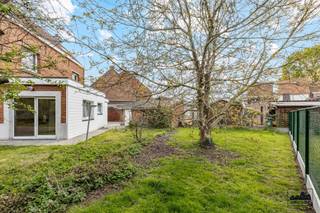 <p>BEZOEKDAG: zaterdag 25/04 (enkel op afspraak)</p><p>Ontdek deze ruime woning met een bewoonbare oppervlakte van 184 m² op een perceel van 467 m². Ideaal voor wie op zoek is naar ruimte en de mogelijkheid om de woning nog naar eigen smaak op te frissen en in te richten.</p><p>Op het gelijkvloers kom je binnen via de inkomhal die toegang geeft tot de lichtrijke woonkamer en eetplaats. Aansluitend bevindt zich de keuken. Verder is er een badkamer, een apart toilet en een extra ruimte die perfect kan dienen als bureau of slaapkamer.</p><p>Op de eerste verdieping bevinden zich 2 volwaardige slaapkamers. De zolder biedt bijkomende bergruimte of uitbreidingsmogelijkheden, en ook een praktische kelder is aanwezig.</p><p>De woning beschikt over een garage en bijkomende parkeerplaatsen, evenals een tuin met terras. Dankzij de flexibele indeling en de aanwezige ruimtes biedt deze woning veel potentieel na opfrissing.</p><p>Rustig gelegen, maar toch nabij winkels, scholen en belangrijke verbindingswegen.</p><p>Aarzel niet om ons te contacteren voor meer info of een bezoek!<br />📞 0479/93.41.49<br />📩 nathan.van.renterghem@immo-zone.be</p>