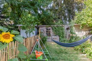 Wenst u <strong>rustig </strong>te wonen omgeven door <strong>groen </strong>en in de nabijheid van het Gentse stadcentrum? Dan is deze <strong>perfect instapklare woning</strong> gelegen te Mariakerke zeker een bezoek waard.<br /><br />In de <strong>heerlijk zonnige tuin</strong> is het de hele dag door genieten van het ruisen van de bomen, appels van eigen kweek en de occasioneel passerende eekhoorn. Om optimaal van de tuin te genieten zijn er stopcontacten voorzien in de tuin en het tuinhuis.<br /><br />De woning zelf is voorzien van een inkomhal en een ruime, <strong>lichtrijke leefruimte</strong>. Aansluitend bevindt zich de recent vernieuwde, volledig voorziene keuken (2024). Achteraan geniet je van een lichtrijke veranda met toegang tot de gezellige tuin.<br /><br />Op de eerste verdieping bevinden zich <strong>twee ruime slaapkamers</strong> waarvan één met een volledige wand aan ingemaakte kasten. De bovenverdieping biedt plaats aan een <strong>derde volwaardige slaapkamer</strong> en een praktische berging. Naargelang de woonwensen biedt deze woning met de drie volwaardige slaapkamers voldoende ruimte voor een gezin, hobbyruimte of bureau.<br /><br />De recente energetische renovaties waaronder het dak, centrale verwarming, verlichting en de <strong>10 zonnepanelen</strong> zorgen voor een <strong>beperkt energieverbruik </strong>(EPC B). <br /><br />Verder is de ligging een bijzondere troef. Het einde van de straat mondt uit in het natuurreservaat De Bourgoyen en zowel het centrum van Gent als het station Gent-Sint-Pieters liggen op zo'n kwartiertje fietsen. Kortom, een ideale en unieke combinatie van rust, natuur, stadsleven en een vlotte bereikbaarheid met alle voorzieningen op wandel- en fietsafstand. Ook het jaarlijks straatfeest staat bij alle buren aangestipt in de agenda. <br /><br />De huidige bewoners maakten er de afgelopen jaren een fijne thuis van, dus je komt terecht in een gezellige, verzorgde en instapklare woning.<br /><br />Kom zelf de vele troeven van de woning ontdekken en maak uw afspraak voor een bezoek ter plaatse. <strong>Contacteer Gijs</strong> via<strong> gijs@convas.be</strong> of <strong>0492 84 48 24</strong> (telefonisch of via Whatsapp).<br /><br /> 