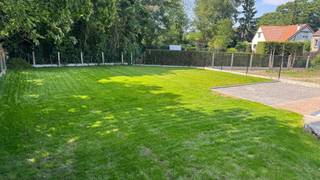 Instapklare, gerenoveerde woning met 3 slaapkamers, ruime tuin en ideale ligging!<br /><br />Bent u op zoek naar een gezellige, stijlvolle en volledig instapklare woning? Deze prachtig gerenoveerde woning combineert comfort, charme en een uitstekende ligging!<br /><br />Indeling en troeven:<br />• Zonnepanelen 7.360Wp/16 stuks<br />• 3 ruime slaapkamers, allen voorzien van massieve parketvloer voor een warme, luxueuze uitstraling<br />• Gezellige leefruimte met haard en parketvloer – ideaal voor gezellige avonden thuis<br />• Inkomhal met voldoende plaats voor vestiaire<br />• Moderne, ingerichte keuken met alle comfort<br />• Badkamer met zowel ligbad als douche<br />• 2 aparte toiletten – extra praktisch voor gezinnen of gasten<br />• Volledig geschilderd – u hoeft enkel nog uw meubels te plaatsen en te verhuizen!<br />• Kelder aanwezig onder het ganse huis met mogelijkheid tot parkeren van 2 wagens <br /><br />Buitenruimte:<br />• Zeer ruime, aangelegde tuin van ca. 800 m² – perfect voor tuinliefhebbers, kinderen of huisdieren<br />• Overdekte buitenruimte, waar uw tuinmeubelen het hele jaar door kunnen blijven staan – ideaal voor zomerse barbecues én winterse gezellige momenten buiten<br /><br />Ligging:<br />• Slechts 6 minuten van afrit Halen (E314) – snelle verbinding richting Leuven, Hasselt of Genk<br />• Op 5 minuten van het treinstation – perfect voor pendelaars<br />• Rustige ligging met alle voorzieningen in de buurt<br /><br />Samengevat:<br />Deze woning is tot in de puntjes gerenoveerd en klaar om meteen in te trekken. Kwalitatieve afwerking, een zee van ruimte binnen én buiten, én een toplocatie. Dit is een unieke kans voor wie zorgeloos wil verhuizen!<br /><br />Interesse? Mis deze kans niet en neem snel contact op voor een bezoek ter plaatse!