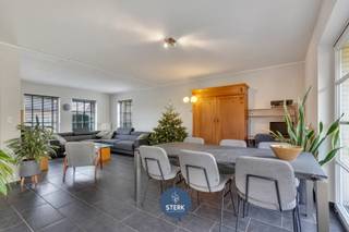 INSTAPKLARE GEZINSWONING OP EEN KINDVRIENDELIJKE LOCATIE TE SMEERMAAS !We vinden deze open woning met een bewoonbare oppervlakte van 140 m² terug op...