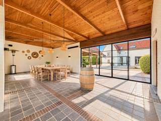 <strong>MULTIFUNCTIONELE EIGENDOM IN HOEVESTIJL </strong>op een perceel van 1.280 M², met een <strong>ZUIDGERICHTE TUIN </strong>én een unieke combinatie van <strong>WONEN, WERKEN EN ONDERNEMEN</strong>. Wat ooit een hoevewoning was, groeide uit tot een bijzonder geheel met een verrassende binnenplaats en een <strong>KLASSEVOL POLYVALENT LOFTGEBOUW (134M</strong>²<strong>)</strong>, gerealiseerd in 2002 en eveneens geschikt voor woongebruik.<br /><br />De eigendom biedt een indrukwekkende hoeveelheid ruimte met maar liefst<strong> 6 SLAAPKAMERS, 2 BADKAMERS en MEERDERE SANITAIRE VOORZIENINGEN</strong>. Aan de achterzijde kunnen nog 2 extra kamers gecreeerd worden. De verschillende gebouwen en ruimtes lenen zich uitstekend voor een <strong>RUIME GEZINSWONING</strong>, maar evengoed voor de combinatie van <strong>WONEN EN WERKEN</strong>, een vrij beroep, kantoor- of praktijkruimte of andere professionele invullingen.<br />Ook de voorbije jaren werd aanzienlijk geïnvesteerd in het geheel. Zo werden onder meer de <strong>KEUKEN VOLLEDIG VERNIEUWD</strong>, vloeren en leefruimtes aangepakt, gevels gekaleid, terras en overkapping vernieuwd en maatwerk toegevoegd. Recent werden ook de TRAP- EN NACHTHAL, HET BUITENSCHRIJNWERK en de AUTOMATISERING VAN DE ROLLUIKEN aangepakt.<br /><br />Een KARAKTERVOL EN VEELZIJDIG GEHEEL voor wie op zoek is naar R<strong>UIMTE, AUTHENTICITEIT en TAL VAN INVULLINGSMOGELIJKHEDEN </strong>op één locatie.<br /><br />Een bijkomende en bijzondere opportuniteit is de <strong>MOGELIJKHEID TOT AANKOOP</strong> VAN de <strong>AANPALENDE GROND</strong>, waardoor een verbinding kan worden gecreëerd richting DE SCHELDE EN DE PLEZIERHAVEN.<br /><br />Adres: Ten Hove 11, 8581 Kerkhove<br /><br />EPC-label C; P-score: A, G-score: A; Bestuursmaatregelen in maatregelenregister: neen; Vrij bij akte.<br /><br />