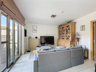 Het appartement bevindt zich te Nieuwpoort 36 in Gent, op 5 minuten wandelen van het stadscentrum, waardoor u alle noodzakelijkheden zoals winkels, scholen,.. vlot kan bereiken te voet, met de fiets of met het openbaar vervoer. Indeling van het appartement: Inkom - leefruimte - open keuken - berging - terras 1 - terras 2 - slaapkamer 1 - badkamer - slaapkamer 2 - toilet - ondergrondse kelderberging.De gemeenschappelijke kosten, onder de vorm van een provisie, bedragen 75,00 EUR/maand en dienen voor het onderhoud van de gemeenschappelijke delen alsook een voorschot op het privatief verbruik van water.Beschikbaar vanaf 01/07/2026, maar ook mogelijk vanaf 01/06.