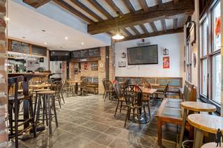 Woonhuis met café/restaurantDit woonhuis met café/restaurant is gelegen in de Wijngaardstraat, één van de gezelligste straten van Antwerpen. Een...