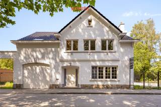 In een rustige en aangename woonomgeving in Wijgmaal bevindt zich deze vernieuwde woning met een bewoonbare oppervlakte van maar liefst 329 m². De woning combineert de charme van een karaktervolle woning met het comfort van diverse renovaties en technische vernieuwingen. De woning beschikt over een lichtrijke leefruimte, een keuken (zonder fornuis), vier volwaardige slaapkamers, een zolder én kelder, een wasruimte, twee badkamers en drie toiletten. De voorbije jaren werden belangrijke investeringen uitgevoerd, waaronder een conforme elektrische installatie, een nieuw dak, een nieuwe gasketel met vernieuwde leidingen, zonnepanelen, een gekeurde laadpaal etc. Dankzij het asbestveilig attest en het EPC-label C biedt de woning bovendien een solide basis voor de toekomst. Een extra troef is de groene ligging. Aan de voorzijde bevindt zich het Ymeria Park, terwijl ook de achterzijde uitgeeft op een park. Tegelijk geniet u van een uitstekende bereikbaarheid dankzij de nabijheid van winkels, scholen, openbaar vervoer, het station van Wijgmaal en Leuven. Zo combineert deze woning een rustige woonomgeving met een uitstekende bereikbaarheid. Naast de woning bevindt zich één afzonderlijk bouwlot waarvoor reeds een bouwvergunning werd verkregen. Deze bouwgrond maakt geen deel uit van de verkoop van de woning en wordt afzonderlijk aangeboden. Wenst u graag een bezoek of extra informatie? Aarzel dan zeker niet om contact op te nemen via info@homies.be!<br />