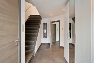 Ruime en energiezuinige halfopen bebouwing met 4 slaapkamers in Bilzen<br /><br />Welkom in de Romershovenstraat nummer 73D! Deze ruime halfopen bebouwing uit 2008 combineert een aangename woonomgeving met heel wat comfort en praktische voorzieningen. Gelegen in het landelijke Romershoven geniet u hier van rust en ruimte, terwijl zowel Bilzen als Hoeselt op minder dan 10min. rijden bereikbaar zijn. In beide centra vindt u een uitgebreid aanbod aan winkels, scholen, horeca en andere dagelijkse voorzieningen.<br /><br />De woning beschikt over een bewoonbare oppervlakte van ca. 278 m² (excl. kelder) en is gelegen op een perceel van 5a88ca. Dankzij de ruime indeling, 4 slaapkamers en verschillende extra ruimtes biedt deze woning heel wat mogelijkheden voor gezinnen die op zoek zijn naar ruimte en comfort.<br /><br />Op vlak van energie en wooncomfort heeft deze woning heel wat te bieden. Zo zijn er zonnepanelen en een thuisbatterij aanwezig. Daarnaast beschikt de woning over airco en wordt ze verwarmd op aardgas. De regenwaterput van 10.000L, aangesloten op de toiletten, draagt verder bij aan een efficiënt watergebruik.<br /><br />Gelijkvloers<br />Via de inkomhal komt u binnen in de woning, met aansluitend een apart toilet. De open leefruimte vormt het hart van de woning en biedt een aangename verbinding tussen de verschillende leefruimtes. De aanwezige houtkachel zorgt hier voor een gezellige warmte en extra sfeer, ideaal om tijdens de koudere maanden heerlijk te genieten.<br /><br />De keuken sluit mooi aan op de leefruimte en is voorzien van een oven, vaatwasmachine en inductiekookplaat en een laminaat werktablet. Verder bevindt zich op het gelijkvloers een badkamer met douche en wastafel.<br /><br />Verdieping<br />De eerste verdieping biedt plaats aan 3 ruime slaapkamers, een apart toilet en een tweede badkamer. Deze badkamer is momenteel nog niet afgewerkt, maar de bijhorende badkamermeubels zijn reeds aanwezig.<br /><br />Zolder<br />De zolderverdieping werd optimaal benut. Deze is ingericht als vierde slaapkamer en beschikt daarnaast over een dressing en extra opbergruimte. <br /><br />Kelder<br />De woning is volledig onderkelderd, wat zorgt voor heel wat extra bergruimte. Zowel langs binnen als langs buiten betreedbaar.<br /><br />Extra comfort<br />De woning is voorzien van dubbele beglazing (aluminium), rolluiken (handmatig/elektrisch), vliegenramen en een alarmsysteem. Zeer recent werd de woning nog geschilderd, wat zorgt voor een frisse en verzorgde uitstraling.<br /><br />Interesse?<br />Bel Ilona op het nummer 0477 64 01 17 of mail naar ilona@vercammenwoonprojecten.be.