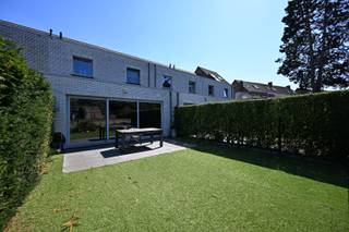 Ruime recente woning in het centrum van Maldegem op 157m² met op het gelijkvloers een inkom (vestiairekast onder trap), gastentoilet, ruime living, open keuken die uitgeeft op tuin en terras. <br />De keuken is voorzien van alle toestellen. <br />Er is tevens een berging en garage met spoelbak en geautomatiseerde poort. <br />Op het verdiep zijn 3 slaapkamers (10m², 10m², 11m²), een ruime badkamer voorzien van lavabomeubel met dubbele lavabo, ligbad, inloopdouche en handdoekradiator. <br />Er is een apart toilet, berging en terras. <br />Op het 2de verdiep bevindt zich een ruime zolderkamer (29m²). <br />De woning heeft een noordwestelijk georiënteerde tuin met terras, dak-, vloer- en muurisolatie, centrale verwarming op aardgas (condensatieketel Vaillant) radiatoren, aluminium ramen voorzien van hoog rendement beglazing, ventilatiesysteem C+.<br /><br />EPC-label A : 100 kWh / (m² jaar) <br />Elektrische keuring : conform tot ...<br /><br />Prijs € 449.000<br /><br />Meer info ? 📞 +32 486 20 67 65 📧 katleen@zakenkantoor-roels.be 🌐 www.zakenkantoor-roels.be.