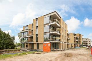 <p>Residentie Souvereyn bestaat uit 27 appartementen met 1, 2 of 3 slaapkamers en oppervlaktes tussen 64 en 136 m². Met een ruim terras of privétuin, verfijnde architectuur, ondergrondse staanplaatsen en duurzame energiebronnen zet het project energiezuinigheid, kwaliteit en wooncomfort voorop. <br /><br />Handelsruimte H1 bevindt zich op het gelijkvloers en heeft een oppervlakte van 142,2m². Het handelspand wordt casco aangeboden.</p>