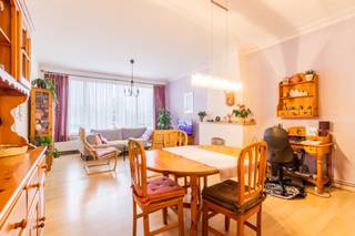 <p><span>Dit charmante appartement bevindt zich op de 2e verdieping van een kleinschalig gebouw, met winkels, openbaar vervoer en invalswegen op wandelafstand. Carrefour ligt naast de deur, de bushalte bevindt zich voor het appartement en dankzij de gunstige ligging ben je in een paar minuten op alle belangrijke invalswegen. Je geniet van een functionele indeling en een terras met extra opbergruimte.</span></p>

<p> </p>

<p><span>Het appartement bestaat uit een inkomhal met ingemaakte kasten - een sfeervolle living – een functionele keuken - twee slaapkamers, waarvan één met directe toegang tot het terras – een badkamer met douche en wastafel. </span></p>

<p> </p>

<p><strong>Belangrijke troeven:</strong></p>

<ul>
	<li><span>Elektriciteit is conform</span></li>
	<li><span>Twee kelderbergingen</span></li>
	<li><span>Dak is geïsoleerd in 2017</span></li>
	<li><span>Zeer lage gemeenschappelijke kosten (50 euro per maand)</span></li>
</ul>