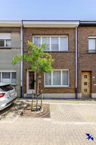 Deze charmante woning in het rustige centrum van Terhagen is gelegen in een eenrichtingsstraat, op een boogscheut van recreatiegebied De Schorre. De woning beschikt over een bewoonbare oppervlakte van 128 m² op een perceel van 251 m².<br /><br />Binnen vindt u een ruime inkomhal die toegang biedt tot een lichtrijke woonkamer. De volledig geïnstalleerde keuken is verbonden met een gezellige veranda, ideaal om het buitengevoel naar binnen te halen. De badkamer is uitgerust met een douche.<br /><br />Op de eerste verdieping zijn drie slaapkamers aanwezig, waarvan één momenteel is ingericht als dressing met ingebouwde kasten. Via een achterpoortje, bereikbaar via een achteruitweg, komt u in de verzorgde tuin.<br /><br />De woning is instapklaar, al kunnen enkele onderdelen opgefrist worden, waardoor u de mogelijkheid krijgt om het geheel naar eigen smaak te renoveren. De centrale verwarming werkt op stookolie en de ramen zijn van hout met enkel glas.<br /><br />Kortom, een fijne gezinswoning in een rustige en gunstige ligging, met veel groen en dichtbij alle voorzieningen. <br /><br />Interesse? Neem contact op met ons kantoor via info@hiro.be of 03 230 00 14.