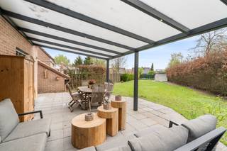 strong&amp;gt;Te koop in Meise, Rustige gelegen woning met goede bereikbaarheid en 3 tot 4 slaapkamers.<p><br /></p><p>Deze woning biedt een praktische indeling en een aangename woonomgeving. Met zijn 3 tot 4 slaapkamers is er ruimte voor het hele gezin. De ligging in een residentiële buurt nabij scholen, park en invalswegen combineert rust met vlotte verbinding naar Brussel en Antwerpen. Naastliggende dorpen zoals Wolvertem, Grimbergen en Kapelle-op-den-Bos zijn makkelijk bereikbaar.</p><p><br /></p><p><strong>Belangrijkste ruimtes:</strong></p><p>• Woonkamer met veel lichtinval.</p><p>• Keuken met dubbele spoelbak, vaatwasser, dampkap en gasfornuis.</p><p>• slaapkamers (9 m², 10 m², 9 m² en mogelijkheid tot een 4de van 14m²).</p><p>• Badkamer met douche, ligbad, toilet en wastafel.</p><p>• Bijkeuken en berging.</p><p>• Overdekt terras en grote afgesloten tuin</p><p><br /></p><p><strong>Troeven:</strong></p><p>• Gunstig EPC-C </p><p>• Mooi overdekt terras en rustige ligging in een doodlopende straat.</p><p>• Grote afgesloten tuin, 3 tot 4 kamers mogelijk en een extra carport naast de woning. </p><p>• Vlotte verbinding met autostrade richting Brussel/Antwerpen</p><p><br /></p><p><strong>Wens je een bezoek? Contacteer dan ERA LEUS &amp;amp; TOYE via 02/335.11.12 en plan een afspraak met Thierry Van Campenhout.</strong></p>
