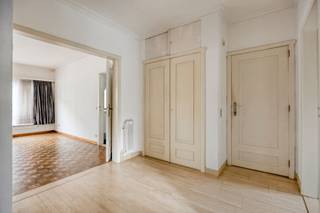 <h3><strong>Sereen wonen in levendig Leuven: instapklaar appartement met 2 slaapkamers.</strong></h3><p>In de Bogaardenstraat te Leuven tref je dit ruime en karaktervolle appartement op de eerste verdieping. Hier ervaar je een gezellige drukte van de stad nabij, maar tegelijk een rust die je midden in het centrum niet verwacht.</p><p>Bij het binnenkomen word je verwelkomd door een lichtrijke leefruimte met authentieke parketvloer. De grote raampartijen laten het daglicht rijkelijk binnenvallen en bieden een aangenaam zicht op de straat en hoe het dagelijkse leven z’n gangetje gaat. De sfeer is warm en huiselijk, met een vleugje karakter dat panden als deze zo mooi weten te bewaren.</p><p>De keuken is praktisch ingericht, met alle nodige comfort en rechtstreekse toegang tot een klein terras. Hier haal je ‘s ochtends een frisse neus met een koffie in de hand. Aan de achterzijde van het appartement bevinden zich twee volwaardige slaapkamers, elk met uitzicht op een stukje groen. Nog meer rust, nog meer privacy. </p><p>Maar ook praktisch zit je hier goed. Zo beschikt het appartement over twee kelderruimtes, een beveiligde fietsenstalling in de inkomhal en de mogelijkheid tot aankoop van een afzonderlijke garage met automatische poort. Een begeerde parkeerplek? Check. De aanwezigheid van een lift maakt het comfort compleet.</p><p>En de ligging, die is dus een absolute troef. Leuven-centrum ligt letterlijk aan je voeten: winkels, koffiebars, restaurants, scholen en openbaar vervoer bevinden zich op wandelafstand, maar ook de oprit van de E314 bereik je in een paar minuten. Ideaal dus voor wie in Leuven, IMEC, UZ Gasthuisberg of zelfs wat verderop werkt.</p><p>Kortom: het perfecte appartement voor wie comfort en bereikbaarheid een vereiste is. Een plek waar het beste van Leuven net buiten je deur begint. Graag een bezoekje? Geef Jes dan snel een seintje. </p><figure><div></div></figure>